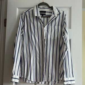 Banana Republic Men's Untucked Fit Striped Blue and White Shirt